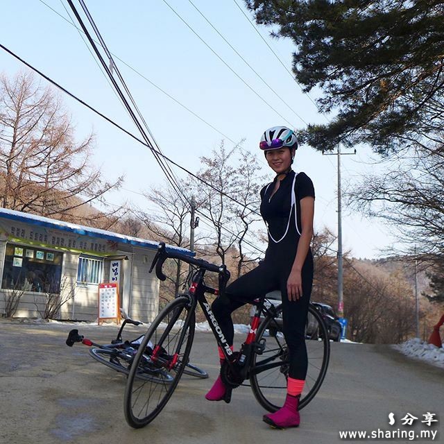 騎單車的女孩最性感！緊身運動衣下包覆的曲線超明顯　一拉開拉煉大家都害羞了...